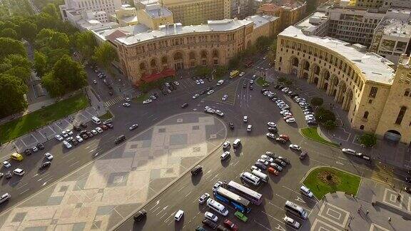 汽车行驶在埃里温共和国广场主要街道鸟瞰图