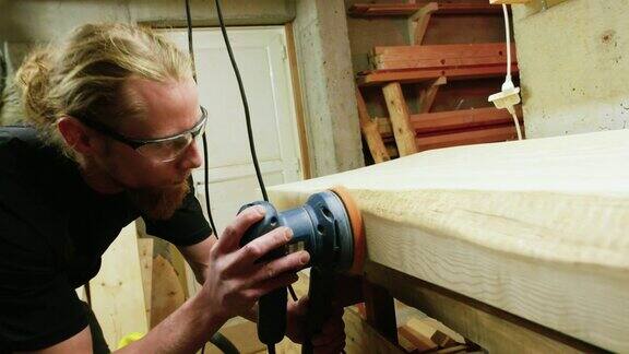 工匠DIY木工木工使用轨道盘砂光机光滑天然活边木板