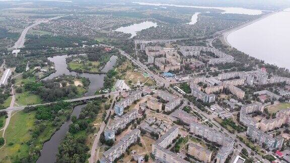 空中全景城市与多层建筑靠近自然和河流