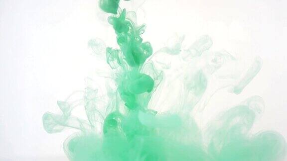 明亮的彩色背景绿色液体油墨颜色与水混合