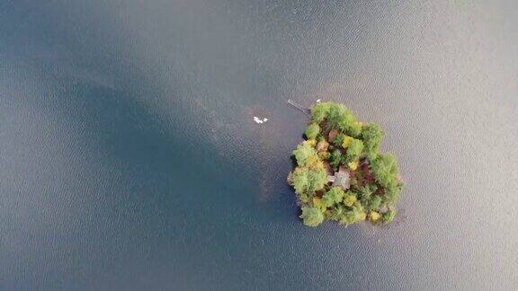 秋天的早晨湖面和雾蒙蒙的小岛上空