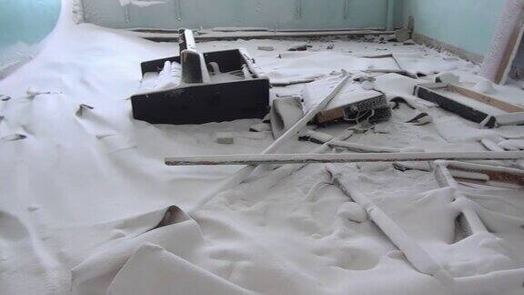 废墟的雪遗弃了鬼城的军官的房子俄罗斯煤矿
