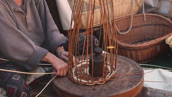 中世纪妇女编篮子的师傅编篮子