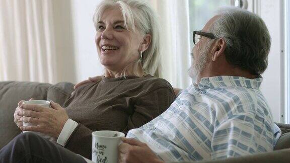 老夫妇在家边喝咖啡边聊天