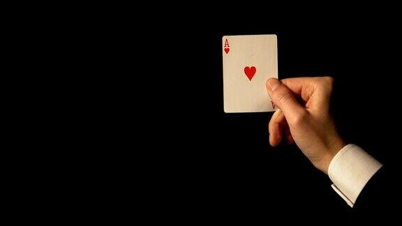 在黑色背景上显示ace牌的手赌博中运气赌场