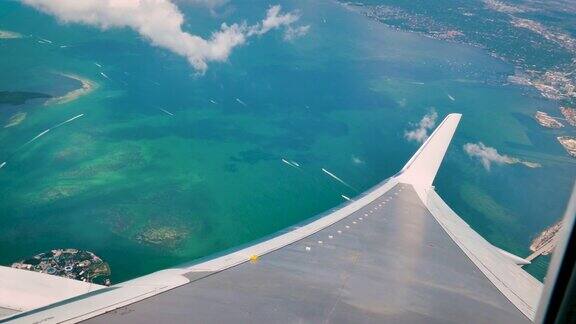 一架飞机在迈阿密地区与大海和海滩的窗口视图