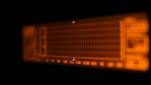 专业音乐会均衡器的显示器上有一个黄色的频谱分析仪