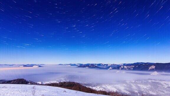 雾在冬天的山上移动天空是星形的