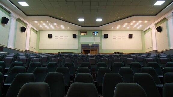 在空荡荡的电影院大厅里从椅子上看控制室