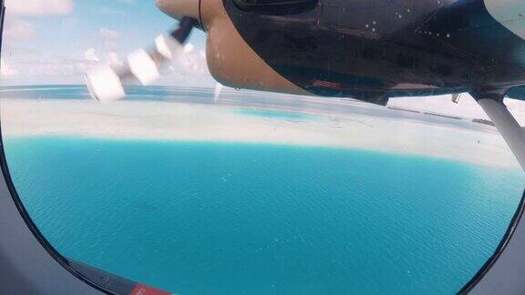 乘坐水上飞机飞越马尔代夫群岛