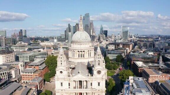 圣保罗大教堂鸟瞰图古老的巴洛克式宗教建筑背景是一组高大的现代化写字楼英国伦敦