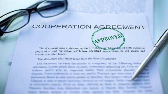 合作协议批准后有关官员在文件上亲手盖章