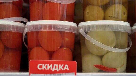 超市货架上的各种泡菜