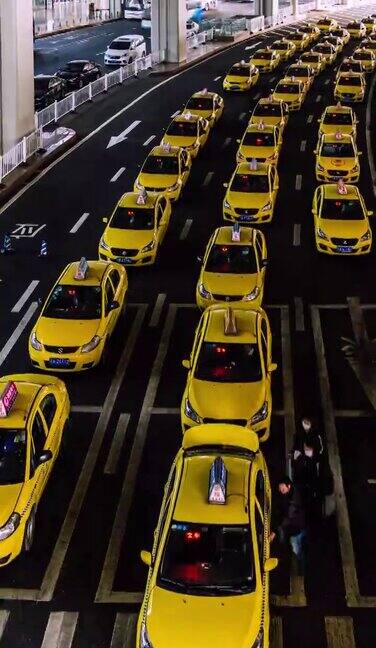 TU繁忙的出租车排队在机场出口