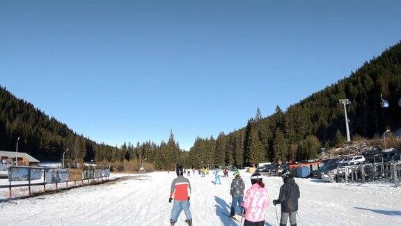 人们在保加利亚的滑雪胜地班斯科滑雪、单板滑雪