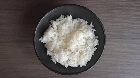 米饭在碗顶部视图