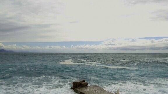 海浪拍打着石墩