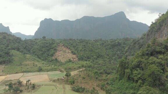 空中飞行:飞过风景秀丽的悬崖峭壁、岩石尖峰、热带丛林、稻田、山谷