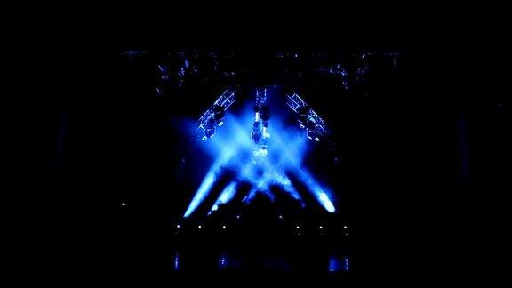 空无一人的舞台上白色、蓝色和紫色的美丽光芒音乐会