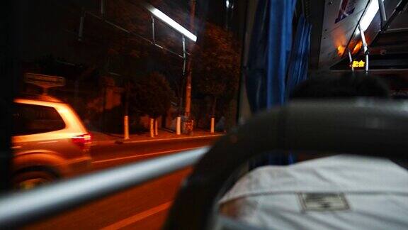 晚上从公共汽车窗口看夜景