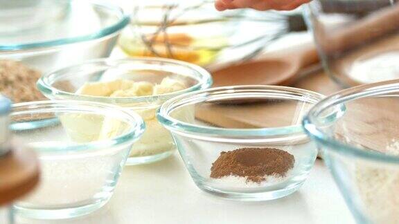桌上放着自制烘焙用的玻璃碗里的原料