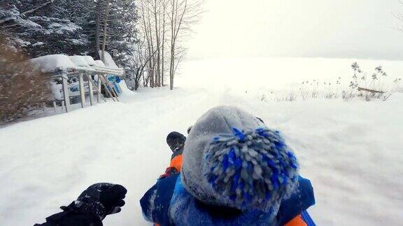 镜头的父亲和儿子在冬天在加拿大魁北克的雪地上滑雪