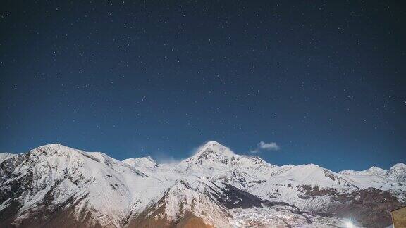 Stepantsminda格鲁吉亚冬夜繁星满天哈萨克山顶白雪覆盖美丽的夜晚格鲁吉亚冬季景观