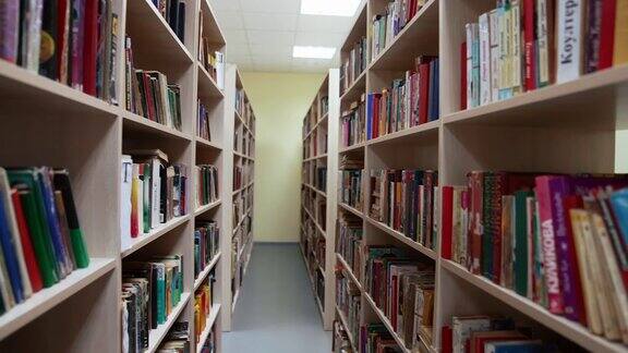 有大书柜的图书馆图书馆里五颜六色的书墙