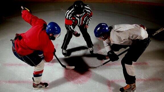 冰球裁判进行了一场对峙两名球员开始争夺冰球