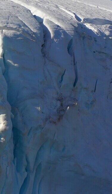 垂直视频特写冰山在背景的雪山在南极洲