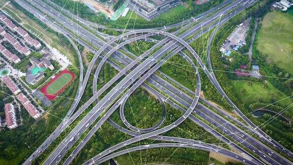 自动驾驶与移动的汽车的道路交叉口鸟瞰图