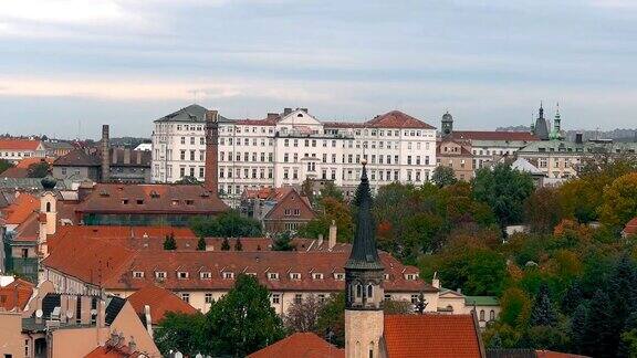 鸟瞰图与红色屋顶的老城在布拉格捷克共和国布拉格的圣维塔斯大教堂