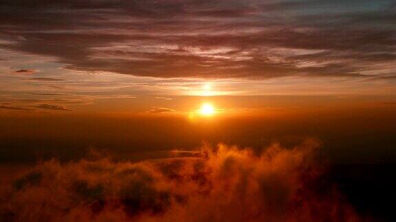 日出在云雾缭绕的山上