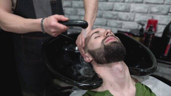 发型师为顾客洗头