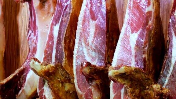 干猪腿挂在肉市场的柜台上西班牙的国菜火腿或火腿的条纹脂肪市场拉博克利亚西班牙