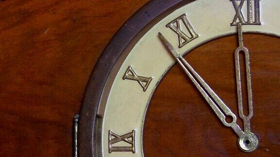 古董木钟快十二点了