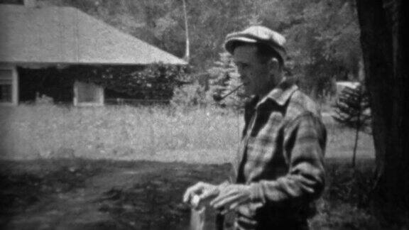 1935年:一个男人骄傲地举着刚捕到的鳟鱼抽烟斗