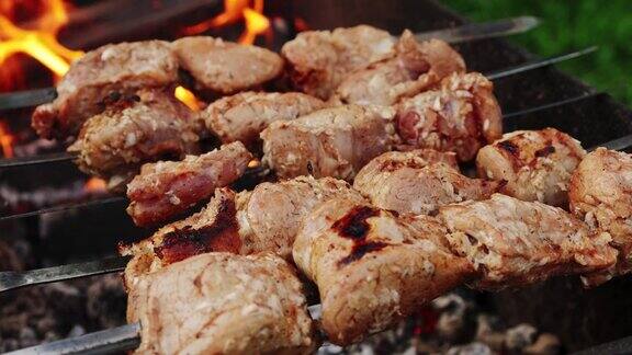 烧烤烤羊肉串炭火煮的肉关闭了