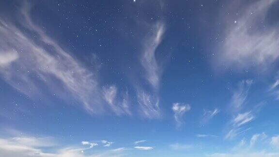 夜晚的时间流逝的云运行过星空的背景