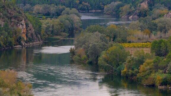 埃布罗河穿过西班牙加泰罗尼亚的塔拉戈纳省时的景色4k分辨率