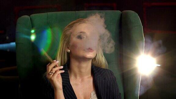 一个性感的女人在一个咖啡馆的酒吧抽雪茄的特写缓慢的运动
