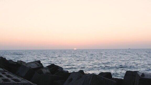 美丽的夏日日出海景