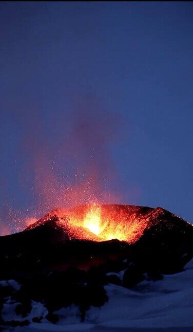 熔岩喷泉喷出流体岩浆沿着火山口迅速形成了几座充满气泡的熔岩山