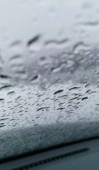 雨下得很大在雨和雾中从车里出来洪水在春天秋天夏天环境问题恶劣天气
