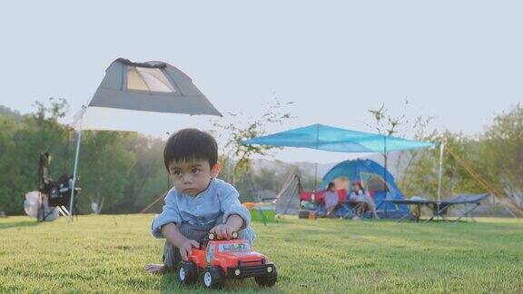 小男孩在草坪上玩玩具