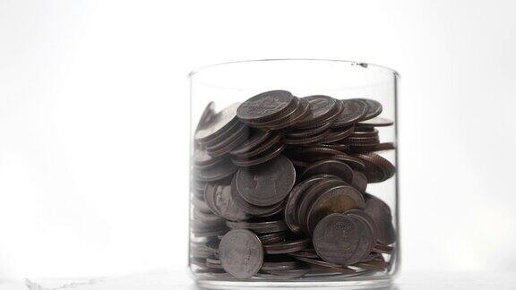硬币在玻璃杯里慢慢地旋转金融