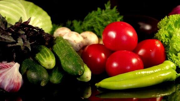 在黑色背景上的新鲜蔬菜特写