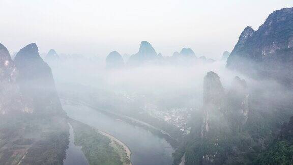 鸟瞰桂林美丽的山水和雾景
