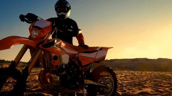前视图拍摄的专业摩托车越野赛车手鞍上他的FMX土地车在沙土地路