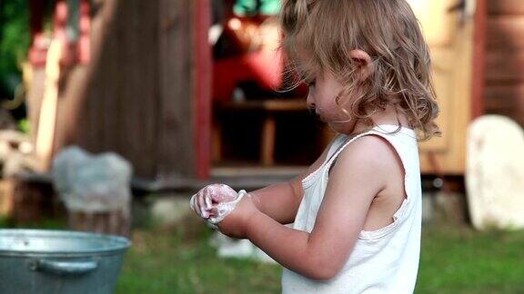 一个小女孩洗手的特写
